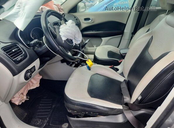 3C4NJCCB7JT211492 2018 JEEP COMPASS Silver Widok wnętrza z przodu