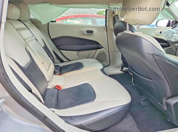 3C4NJCCB7JT211492 2018 JEEP COMPASS Silver Widok wnętrza z tyłu