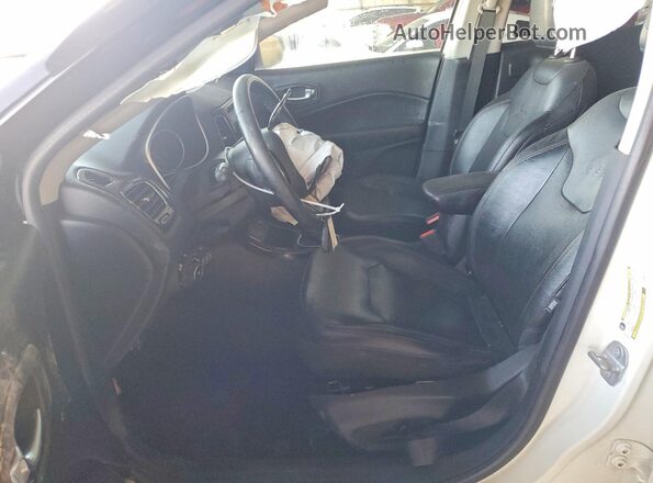 3C4NJCCBXJT248035 2018 JEEP COMPASS White Front interior view