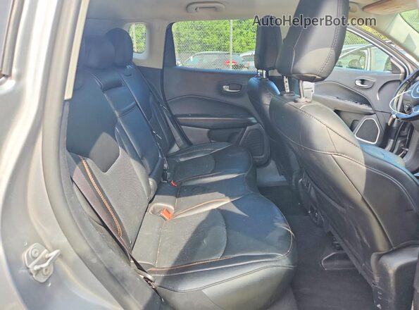 3C4NJCCBXKT788602 2019 JEEP COMPASS Silver Widok wnętrza z tyłu
