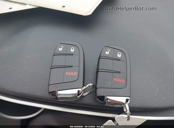 3C4NJDAB0JT334379 2018 JEEP COMPASS Красный Вид панели приборов