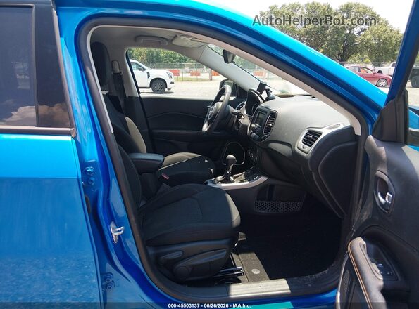3C4NJDAB3JT372172 2018 JEEP COMPASS Синий Вид салона спереди
