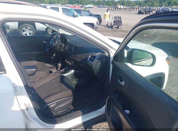 3C4NJDAB6JT163394 2018 JEEP COMPASS White Front interior view