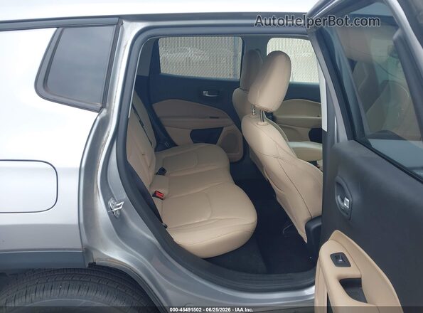 3C4NJDAB6JT392304 2018 JEEP COMPASS Silver VIN կոդի պիտակի տեսք