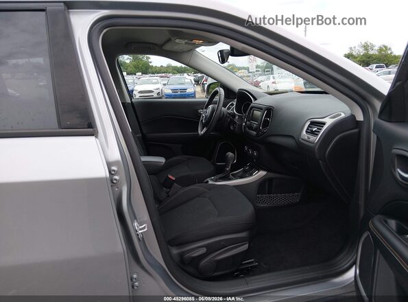3C4NJDAB7JT392263 2018 JEEP COMPASS Silver Widok wnętrza z przodu