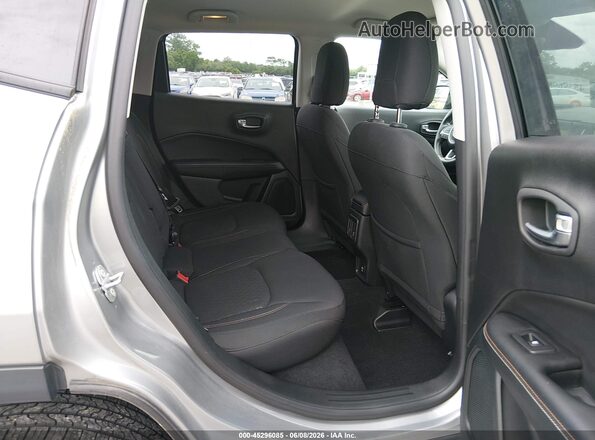 3C4NJDAB7JT392263 2018 JEEP COMPASS Silver Widok naklejki z numerem VIN