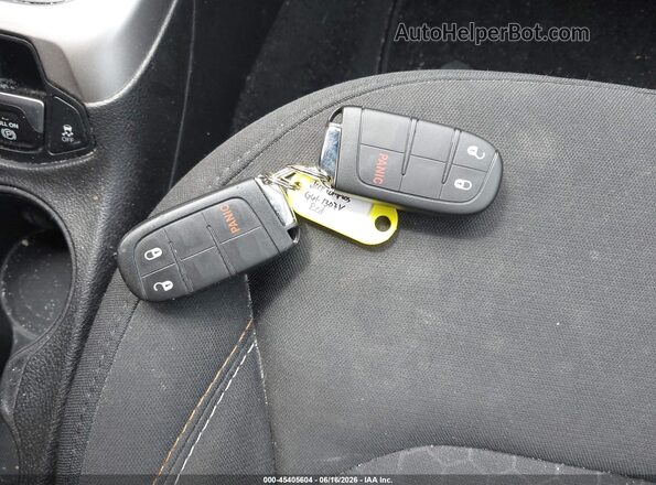 3C4NJDAB9JT392233 2018 JEEP COMPASS Red Widok deski rozdzielczej