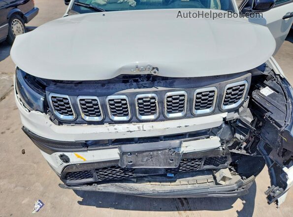 3C4NJDAN4ST515349 2025 JEEP COMPASS White Widok wnętrza z tyłu