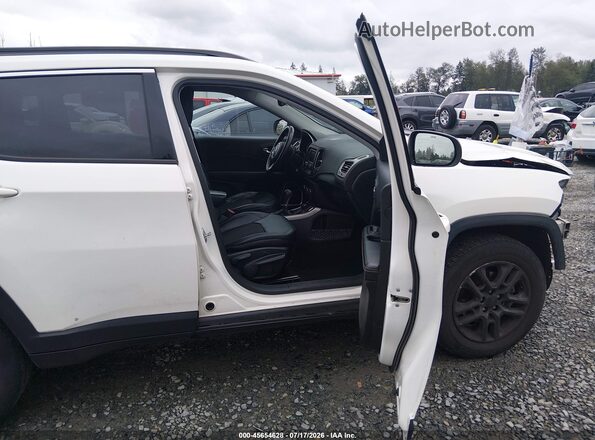 3C4NJDBB0HT611122 2017 JEEP COMPASS Белый Вид салона спереди