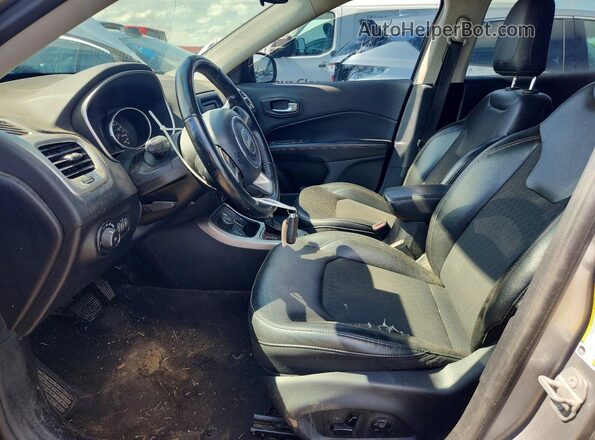 3C4NJDBB0JT402906 2018 JEEP COMPASS Серебряный Вид салона спереди