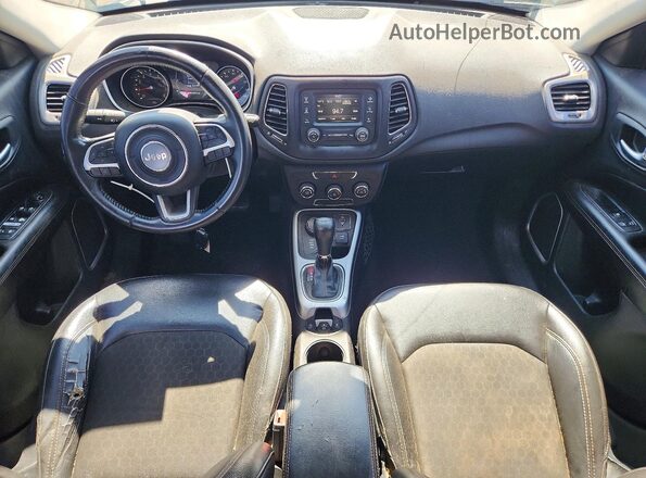 3C4NJDBB0JT402906 2018 JEEP COMPASS Серебряный Вид панели приборов