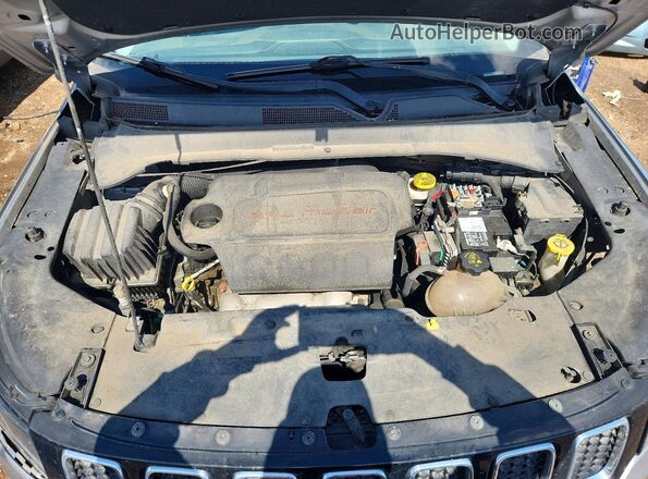 3C4NJDBB0JT402906 2018 JEEP COMPASS Серебряный Вид задней части салона