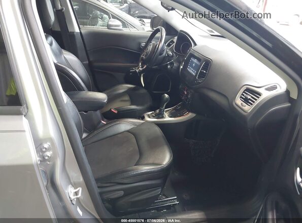 3C4NJDBB0LT174022 2020 JEEP COMPASS Серебряный Вид салона спереди