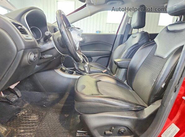 3C4NJDBB1JT154729 2018 JEEP COMPASS Красный Вид салона спереди