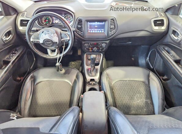 3C4NJDBB1JT154729 2018 JEEP COMPASS Красный Вид панели приборов