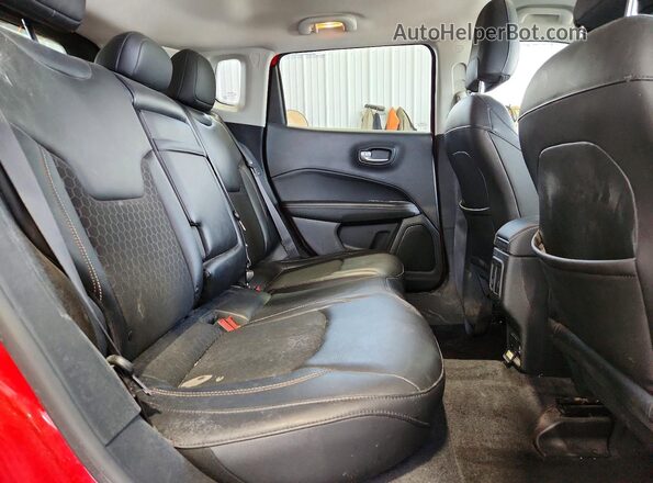 3C4NJDBB1JT154729 2018 JEEP COMPASS Красный Вид задней части салона