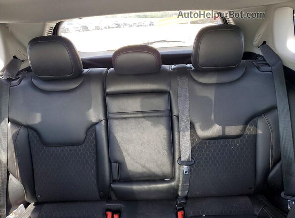 3C4NJDBB1JT155086 2018 JEEP COMPASS White Հետևի նստատեղերի տեսք
