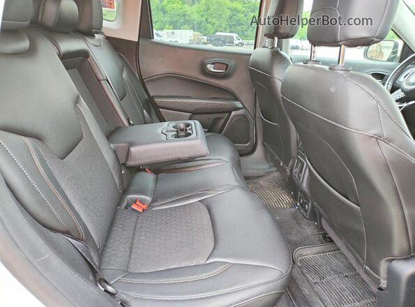 3C4NJDBB1JT261831 2018 JEEP COMPASS White Vista interior trasera