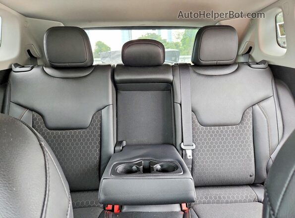 3C4NJDBB1JT261831 2018 JEEP COMPASS White Vista de los asientos traseros