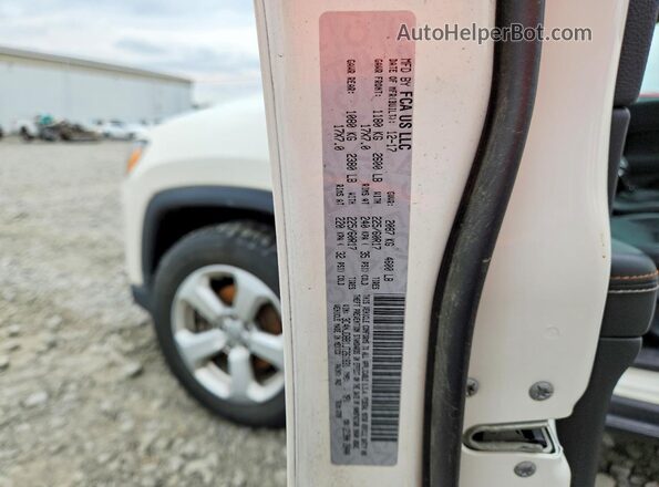 3C4NJDBB1JT261831 2018 JEEP COMPASS White Vista de la etiqueta del VIN