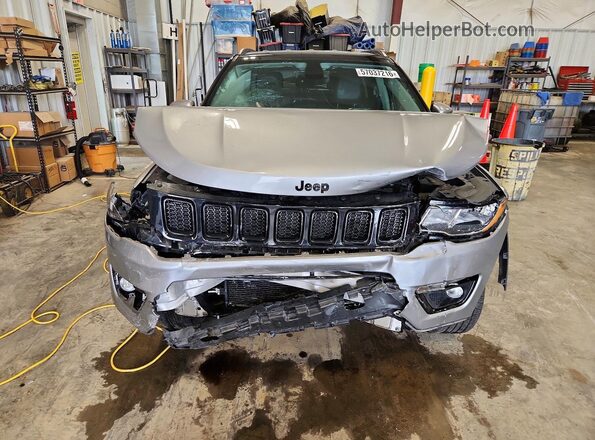 3C4NJDBB1JT323986 2018 JEEP COMPASS Silver Front view