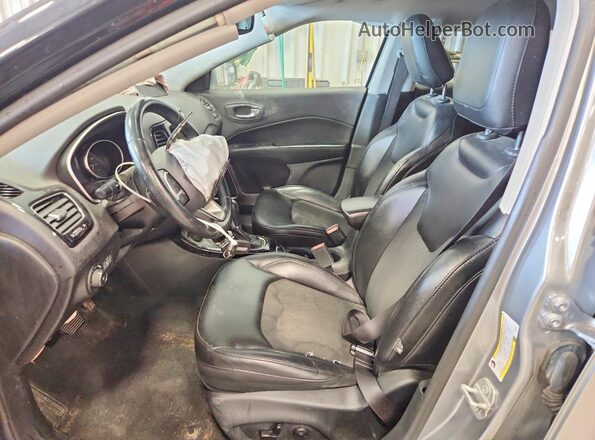 3C4NJDBB1JT323986 2018 JEEP COMPASS Silver Front interior view