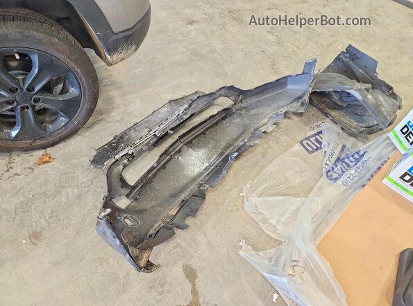 3C4NJDBB1JT323986 2018 JEEP COMPASS Silver Engine compartment view