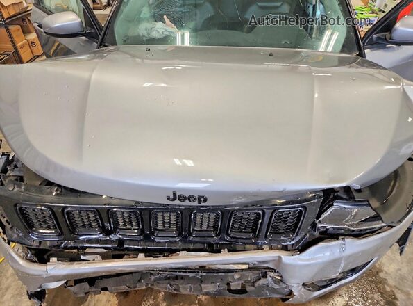 3C4NJDBB1JT323986 2018 JEEP COMPASS Silver Rear interior view