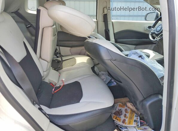 3C4NJDBB2JT206174 2018 JEEP COMPASS White Вид задньої частини салону