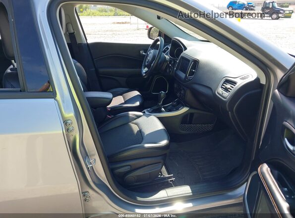 3C4NJDBB3JT350316 2018 JEEP COMPASS Silver Вид салону спереду