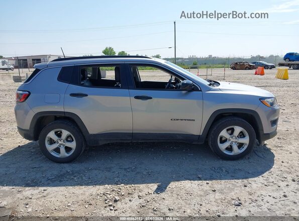 3C4NJDBB3JT350316 2018 JEEP COMPASS Silver Вид задньої частини салону