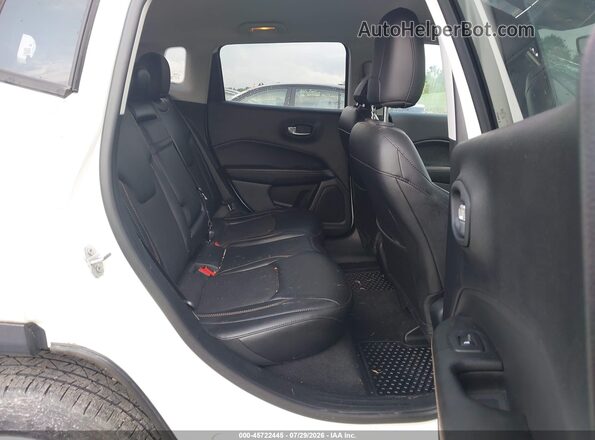 3C4NJDBB3JT423023 2018 JEEP COMPASS White VIN კოდის სტიკერის ხედი