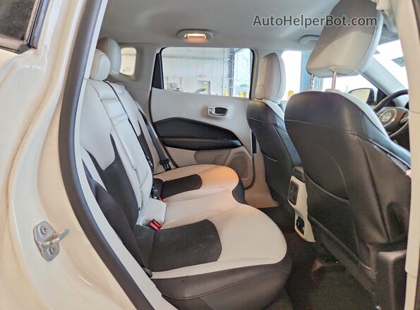 3C4NJDBB3KT599264 2019 JEEP COMPASS White Rear interior view