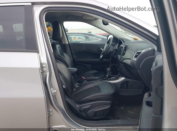 3C4NJDBB4LT139340 2020 JEEP COMPASS Silver Front interior view