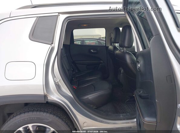 3C4NJDBB4LT139340 2020 JEEP COMPASS Silver VIN sticker view