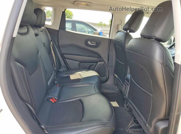 3C4NJDBB4LT251975 2020 JEEP COMPASS White Widok wnętrza z tyłu