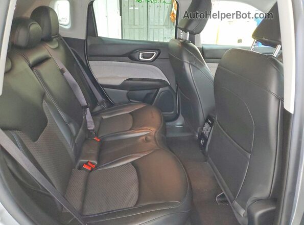 3C4NJDBB4NT181798 2022 JEEP COMPASS Silver Rear interior view
