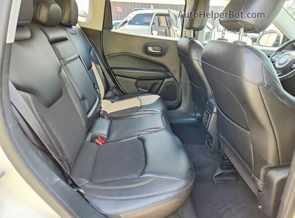 3C4NJDBB5JT206041 2018 JEEP COMPASS White Вид задньої частини салону