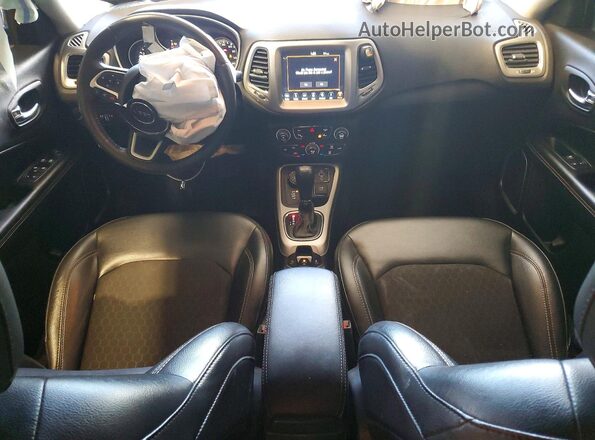 3C4NJDBB5JT359843 2018 JEEP COMPASS Blue Dashboard view
