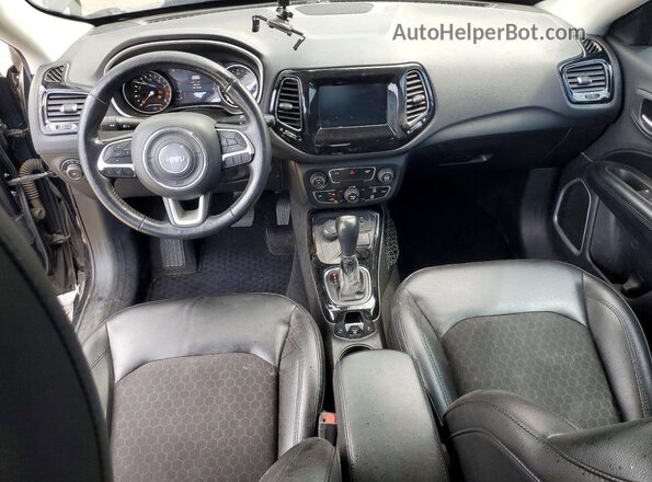 3C4NJDBB6JT298714 2018 JEEP COMPASS Черный Вид панели приборов