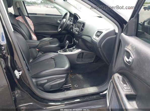 3C4NJDBB6JT413912 2018 JEEP COMPASS Черный Вид салона спереди