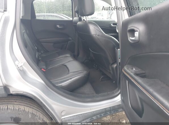 3C4NJDBB8JT113420 2018 JEEP COMPASS Silver VIN კოდის სტიკერის ხედი