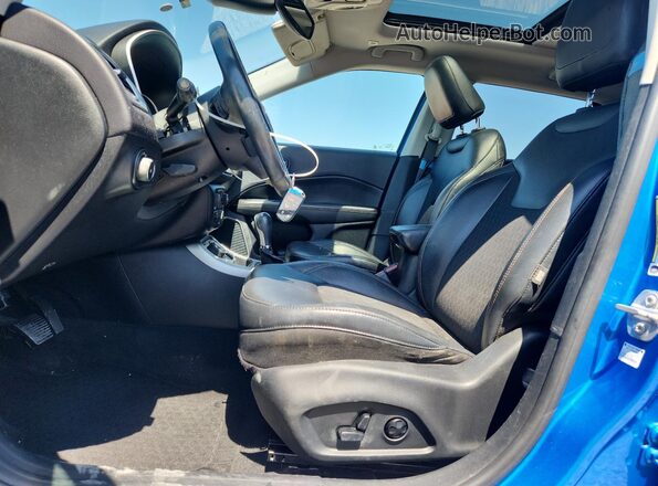 3C4NJDBB8JT290632 2018 JEEP COMPASS Blue Front interior view
