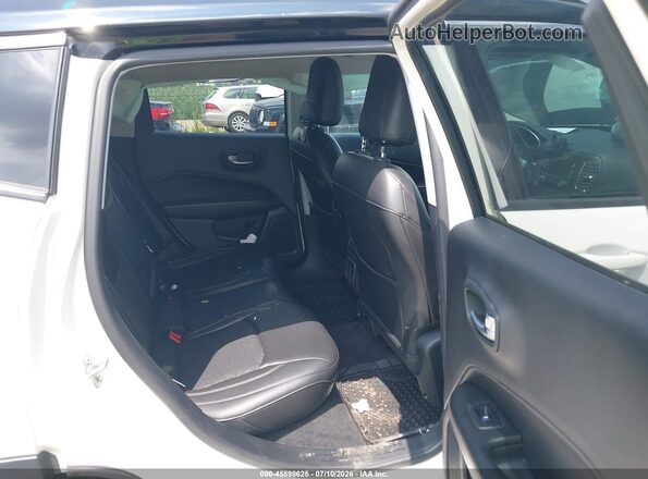 3C4NJDBB8JT326318 2018 JEEP COMPASS White VIN կոդի պիտակի տեսք
