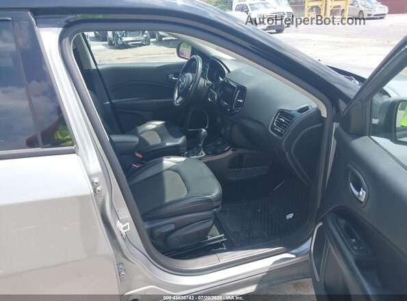 3C4NJDBB8JT433739 2018 JEEP COMPASS Silver Front interior view