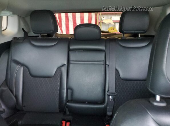 3C4NJDBB8KT728955 2019 JEEP COMPASS White Widok tylnych siedzeń