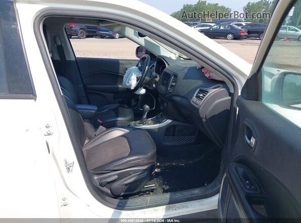 3C4NJDBB8KT850876 2019 JEEP COMPASS White Widok wnętrza z przodu