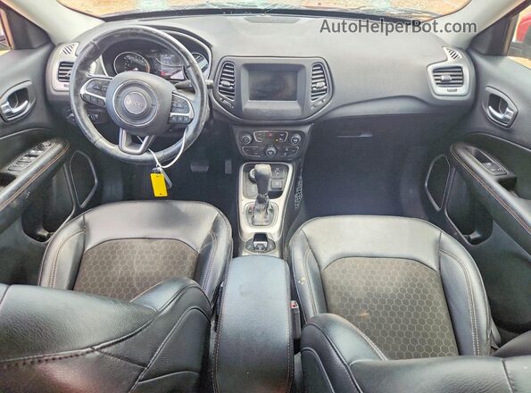 3C4NJDBB8LT258539 2020 JEEP COMPASS Красный Вид панели приборов