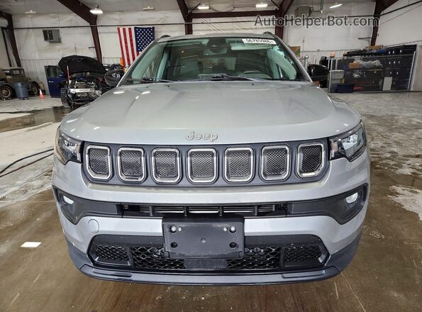 3C4NJDBB8NT168665 2022 JEEP COMPASS Silver Widok z przodu