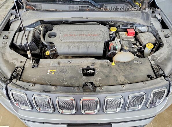 3C4NJDBB8NT168665 2022 JEEP COMPASS Silver Widok wnętrza z tyłu